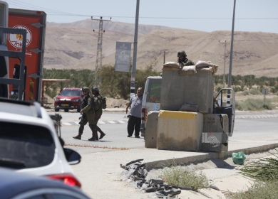 تواصل انتهاكات الاحتلال: اعتقالات وإخطارات واقتحام للأقصى واعتداءات للمستوطنين