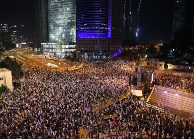 عشرات الآلاف من الإسرائيليين يتظاهرون ضد حكومة نتنياهو للأسبوع الحادي والعشرين على التوالي