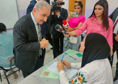 اشتية يتفقد قاعات امتحان الثانوية العامة في مدرسة ذكور كفر نعمة الصناعية