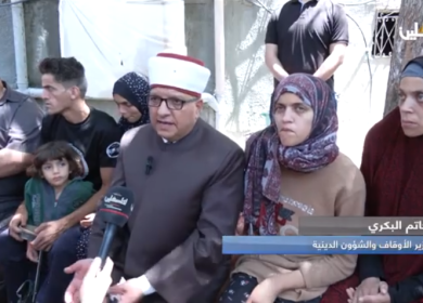 بناء على تعليمات الرئيس: وزير الأوقاف يسلّم عائلة نبهان مساعدة مالية