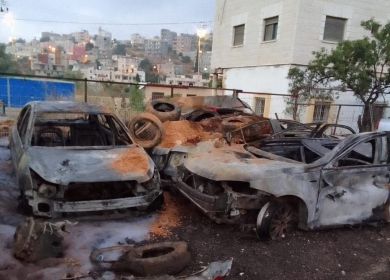 رام الله: مستوطنون يحرقون مركبات ويحطمون محلات تجارية في اللبن الغربي