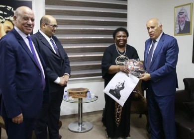 الرجوب يبحث مع وزيرة الخدمة المدنية لجمهورية جنوب أفريقيا آخر التطورات على الساحة الفلسطينية