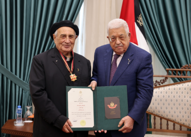 الرئيس يقلد المونسنيور مانويل مسلم نجمة القدس