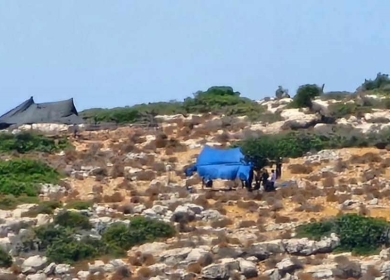مستوطنون ينصبون خياما على أراضي المواطنين في ديراستيا