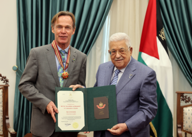 الرئيس يقلد سفير الاتحاد الأوروبي نجمة القدس من وسام القدس