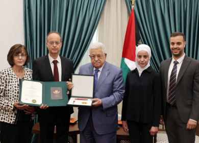 الرئيس يمنح المناضل الوطني الراحل سعيد كنعان نجمة القدس من وسام القدس