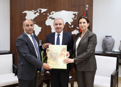 رئيس الوزراء يتسلم الأطلس الإحصائي الزراعي لفلسطين 2021
