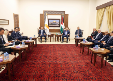 الرئيس لدى استقباله رئيس قبرص: على المجتمع الدولي وقف تصرف إسرائيل كدولة فوق القانون