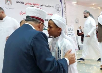 غزة: البكري يقدم مكرمة الرئيس لحفظة القرآن الكريم