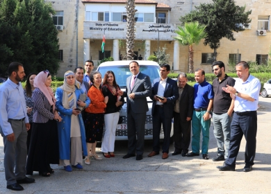 "التربية" تتسلم مركبة جديدة للمساعدة في نقل طلبة المدارس في مسافر يطا
