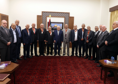 الرئيس يقلد عدداً من القادة والمناضلين المحافظين نجمة الاستحقاق من وسام دولة فلسطين لمناسبة تقاعدهم