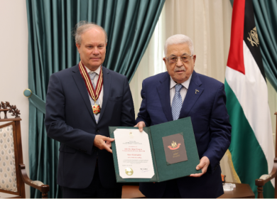 الرئيس يقلد القنصل العام الفرنسي "نجمة القدس" من وسام القدس