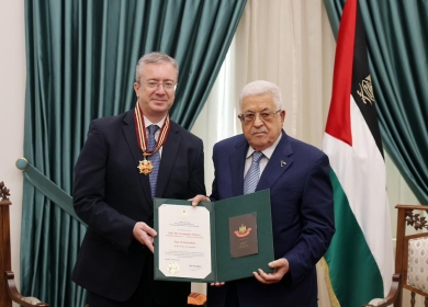 الرئيس يقلد القنصل العام اليوناني "نجمة القدس" من وسام القدس