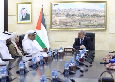 اشتية يستقبل الوفد الكويتي المكلف بالتعاقد مع معلمين فلسطينيين