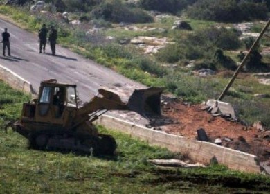 قوات الاحتلال تجرف جدرانا حجرية في الواحة غرب بيت لحم