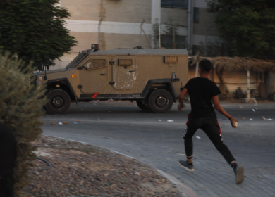 انتهاكات الاحتلال: شهيد وإصابات واعتقالات واعتداءات للمستوطنين وإغلاق للضفة ومعابر غزة