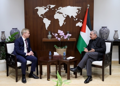 اشتية يطالب الاتحاد الأوروبي بالدعوة لوقف إطلاق النار وإدخال المساعدات إلى غزة