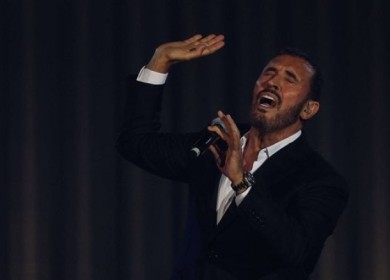 كاظم الساهر بـ”نفسية سيئة” ولا يستطيع الغناء بسبب مآسي غزة