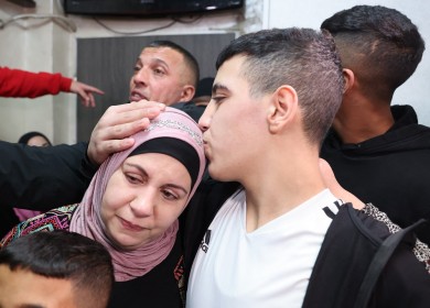 الاحتلال يفرج عن 30 معتقلا بينهم 15 إمرأة و15 طفلا