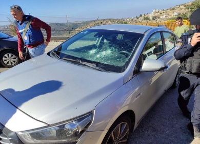 مستعمرون يهاجمون مركبات المواطنين ويطلقون النار شمال غرب رام الله