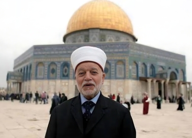 الأوقاف تندد بإبعاد الاحتلال لمفتي القدس عن الأقصى