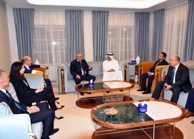 الشيخ يجري جلسة تشاورية مع وزير خارجية البحرين