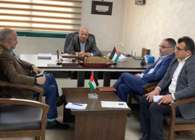 أبو هولي يبحث مع مدير عمليات “أونروا” في الضفة أوضاع اللاجئين في المخيمات
