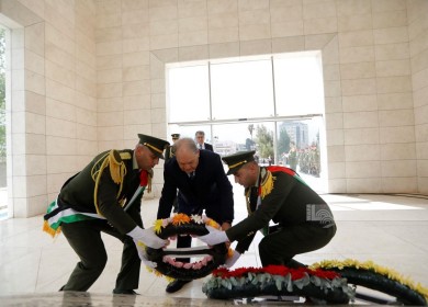 رئيس المجلس الوطني يضع إكليلا من الزهور على ضريح الشهيد ياسر عرفات