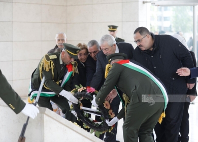 أعضاء اللجنة المركزية لحركة "فتح" يضعون إكليلا من الزهور على ضريح الرئيس الشهيد عرفات
