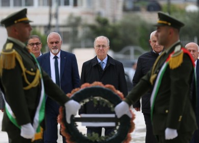 رئيس الوزراء يضع إكليلا من الزهور على ضريح الرئيس الشهيد ياسر عرفات