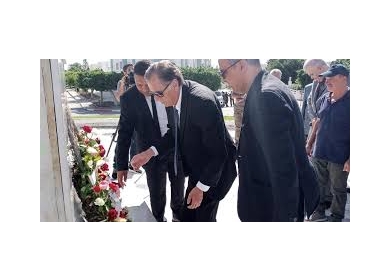 أكاليل زهور باسم الرئيس على أضرحة الشهداء في تونس
