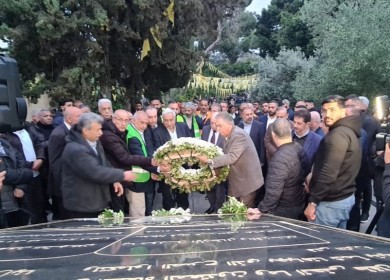 نيابة عن الرئيس.. السفير دبور يضع إكليلا من الزهور على النصب التذكاري لشهداء الثورة في بيروت