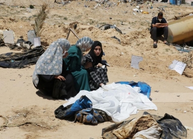 شهداء بينهم أم وطفلها إثر قصف الاحتلال منازل في قطاع غزة