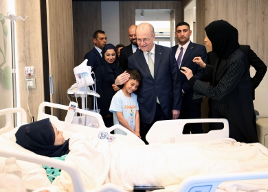 رئيس الوزراء يعود عددا من جرحى العدوان على غزة في أحد مشافي الدوحة