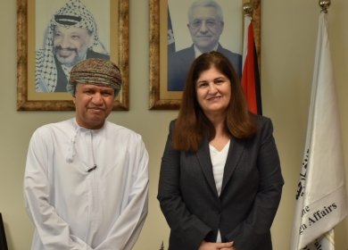 شاهين تطلع السفير العماني على أولويات الحكومة في ظل الظروف الراهنة