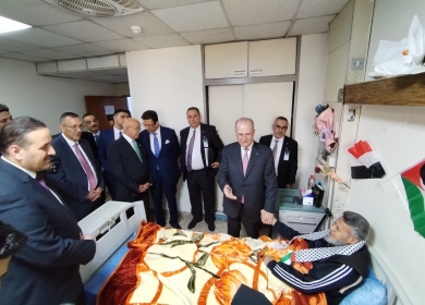رئيس الوزراء يعود جرحى قطاع غزة في مستشفى مدينة الطب في بغداد