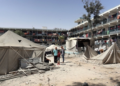 شهداء وجرحى بقصف للاحتلال استهدف مدرسة تؤوي نازحين شرق مدينة غزة