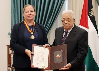 الرئيس يمنح ممثلة مملكة النرويج نجمة الصداقة من وسام الرئيس محمود عباس