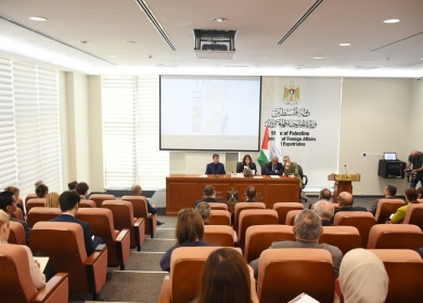 "الخارجية" تطلع أعضاء السلك الدبلوماسي على مخاطر التوسع الاستيطاني وإرهاب المستعمرين وأوضاع الأسرى