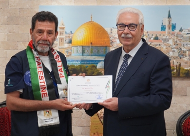 وزير الصحة يكرم الوفد الطبي لمؤسسة "فجر سايانتيفيك"