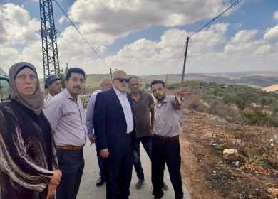 الوزير حجاوي يتفقد قرية أم صفا ويوجه بتقديم الدعم لتعزيز صمود الأهالي