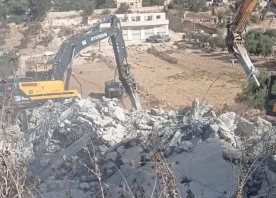 الاحتلال يهدم منزلا وبركسا وغرفتين زراعيتين في بيت عوا غرب الخليل