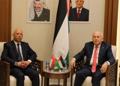 وزير الاقتصاد وسفير سلطنة عمان يبحثان الأوضاع الاقتصادية الراهنة