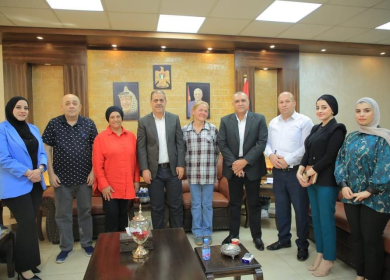 محافظ طولكرم يستقبل متضامنتين من جنوب أفريقيا وسلوفينيا ويطلعهن على الأوضاع الإنسانية في المحافظة