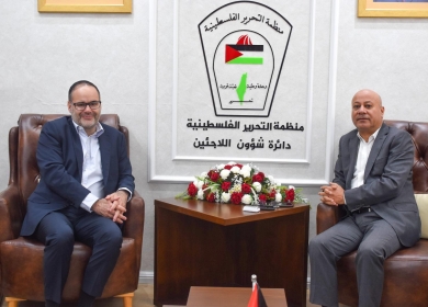 أبو هولي يبحث مع مدير الأونروا في الضفة تداعيات قوانين الكنيست وآثارها ضد الأونروا