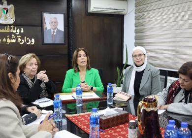 "شؤون المرأة" والمجتمع المدني يبحثان مضمون حملة 16 يوماً لمناهضة العنف ضد المرأة