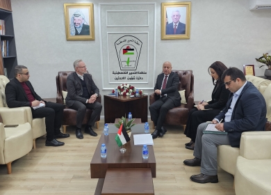 أبو هولي يطالب السويد بإعادة النظر في قرار وقف تمويلها للأونروا