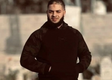 الاحتلال يسلم عائلة الشهيد نضال العامر في مخيم جنين إخطاراً بهدم منزلها