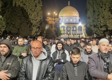 70 ألفا يؤدون صلاتي العشاء والتراويح في رحاب المسجد الأقصى المبارك