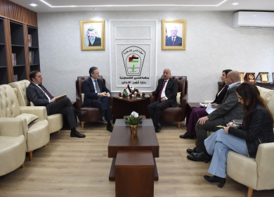 أبو هولي يبحث مع السفير الإسباني أوضاع المخيمات واللاجئين وأزمة الأونروا المالية